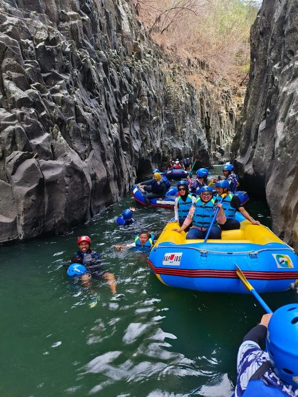 Menyusuri Keindahan Leuwi Kanjeng Dalem, Wisata Air Eksotis di Garut Selatan dengan Barisan Bebatuan Menyusuri Keindahan Leuwi Kanjeng Dalem, Wisata Air Eksotis di Garut Selatan dengan Barisan Bebatuan