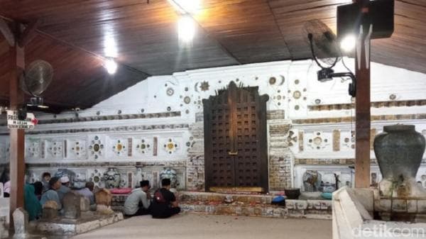 Sejarah Makam Sunan Gunung Jati dan Rahasia 9 Pintu Menuju Makam Sejarah Makam Sunan Gunung Jati dan Rahasia 9 Pintu Menuju Makam