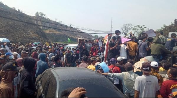 Demo Ribuan Warga Desak Tutup Stockpile Batubara Macetkan Jalan Bojonegara-Cilegon Demo Ribuan Warga Desak Tutup Stockpile Batubara Macetkan Jalan Bojonegara-Cilegon