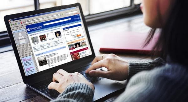 5 Media Sosial Hit Sebelum Facebook dan Teman-Temannya 5 Media Sosial Hit Sebelum Facebook dan Teman-Temannya