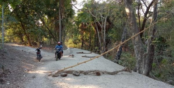 CV Panca Konstruksi Biarkan Proyek Jalan Berdebu, Warga Manutapen Tutup Jalan Sebagai Bentuk Protes CV Panca Konstruksi Biarkan Proyek Jalan Berdebu, Warga Manutapen Tutup Jalan Sebagai Bentuk Protes