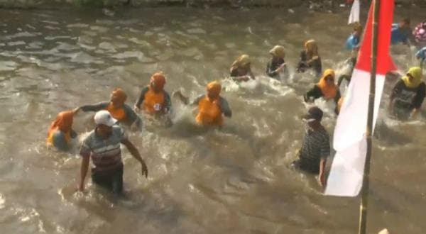 Ratusan Warga Ikuti Festival Ciblon, Bermain di Sungai Dengan Memukul Air Menggunakan Telapak Tangan Ratusan Warga Ikuti Festival Ciblon, Bermain di Sungai Dengan Memukul Air Menggunakan Telapak Tangan
