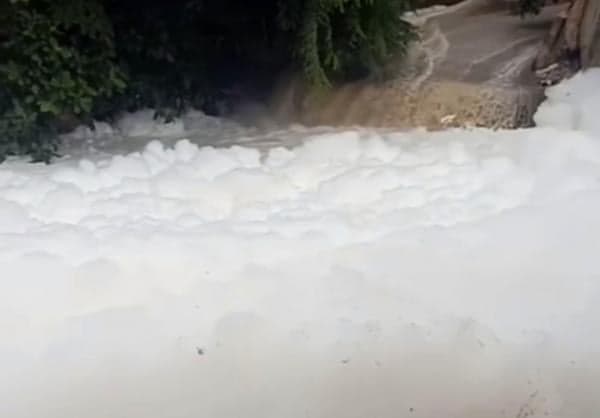 Limbah Busa di Kali Baru, DLHK Depok Ancam Sanksi Pelanggar, Pelaku Masih Misterius Limbah Busa di Kali Baru, DLHK Depok Ancam Sanksi Pelanggar, Pelaku Masih Misterius