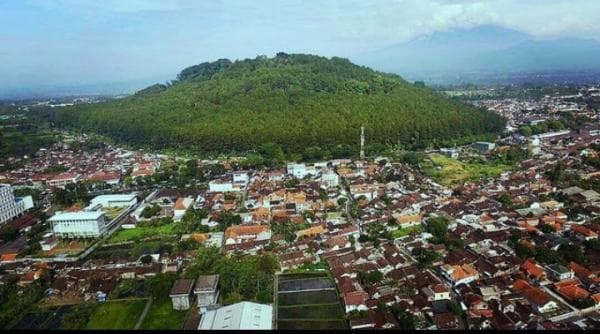 Babad Tanah Jawi, Kisah Syekh Subakir Memaku Pulau Jawa di Gunung Tidar Magelang Babad Tanah Jawi, Kisah Syekh Subakir Memaku Pulau Jawa di Gunung Tidar Magelang