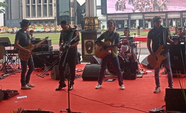 Panglima TNI Jenderal Agus Subiyanto Jago Main Gitar, Pernah Iringi Lagu Naif, Bon Jovi Kini Slank Panglima TNI Jenderal Agus Subiyanto Jago Main Gitar, Pernah Iringi Lagu Naif, Bon Jovi Kini Slank