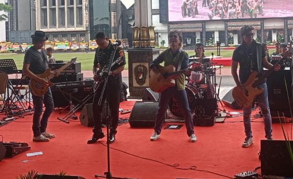 Panglima TNI Jenderal Agus Subiyanto Jago Main Gitar, Pernah Iringi Lagu Naif, Bon Jovi Kini Slank