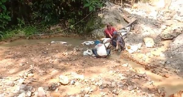 Perusahaan Tambang Emas di Lebak Ditutup, Ratusan Karyawan Kembali Nambang Emas Liar Perusahaan Tambang Emas di Lebak Ditutup, Ratusan Karyawan Kembali Nambang Emas Liar