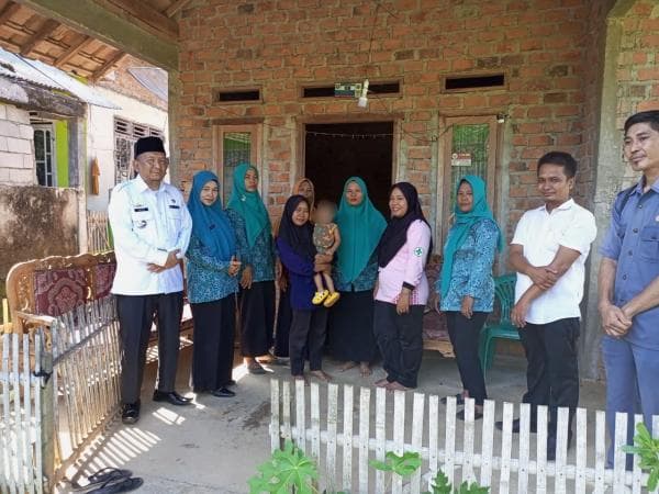 Pemerintah Kecamatan dan Puskesmas Rebang Tangkas Kunjungi Anak-anak Stunting di Kampung Madang Jaya Pemerintah Kecamatan dan Puskesmas Rebang Tangkas Kunjungi Anak-anak Stunting di Kampung Madang Jaya