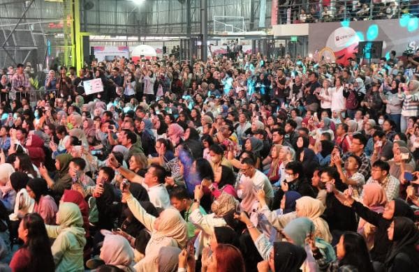 Kahitna Hipnotis Ribuan Karyawan di Sport Center Gelora CIMB Niaga Kahitna Hipnotis Ribuan Karyawan di Sport Center Gelora CIMB Niaga