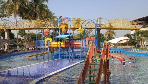 Wisata Air Sawah Lega Hegar Resort Garut Jadi Primadona Anak di Masa Libur Sekolah Wisata Air Sawah Lega Hegar Resort Garut Jadi Primadona Anak di Masa Libur Sekolah