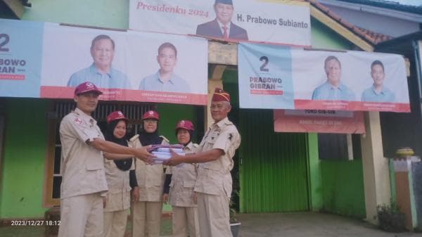 Korda PPIR Way Kanan Bagikan Seragam dan Baner Capres Prabowo-Gibran kepada 14 Korcam Korda PPIR Way Kanan Bagikan Seragam dan Baner Capres Prabowo-Gibran kepada 14 Korcam