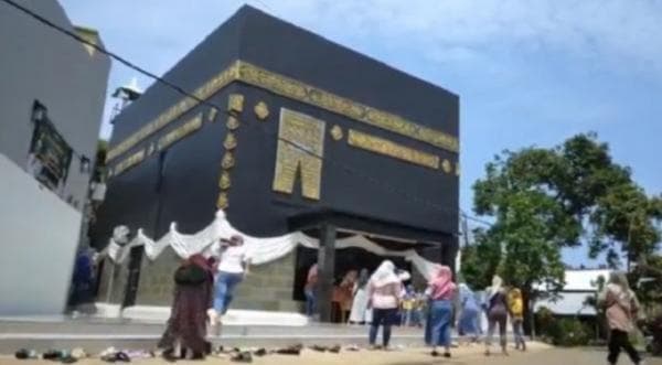 Viral di Indonesia Ada Masjid Mirip Bangunan Ka'bah, Kini Ramai Dikunjungi Warga Viral di Indonesia Ada Masjid Mirip Bangunan Ka'bah, Kini Ramai Dikunjungi Warga