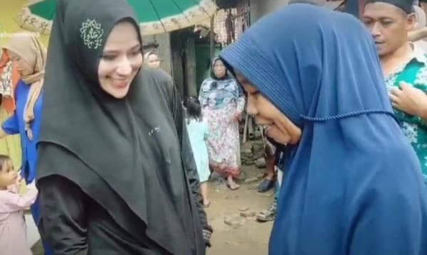 Pulkam ke Muncang Lebak, Ratu Ageng Rekawati dan Abah Sangadiah Berbagi dengan Kaum Dhuafa Pulkam ke Muncang Lebak, Ratu Ageng Rekawati dan Abah Sangadiah Berbagi dengan Kaum Dhuafa