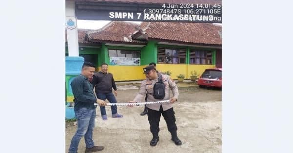 Polsek Rangkasbitung Siaga Usai Kelompok Pelajar Bersenjata Tajam Serang SMPN 7 Polsek Rangkasbitung Siaga Usai Kelompok Pelajar Bersenjata Tajam Serang SMPN 7