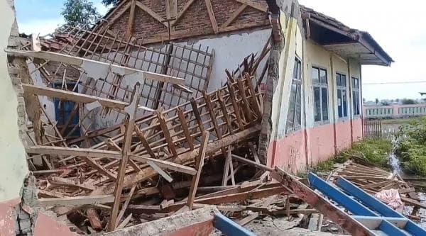 Ruang Kelas SDN Sukabakti di Ciasem Subang Ambruk Ruang Kelas SDN Sukabakti di Ciasem Subang Ambruk