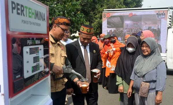 4.700 Orang di 20 Titik Ciptakan Rekor Minum Es Teh Serentak dengan Peserta Terbanyak 4.700 Orang di 20 Titik Ciptakan Rekor Minum Es Teh Serentak dengan Peserta Terbanyak