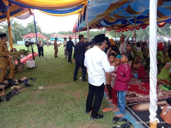 Anggota DPR RI Marwan Cik Asan berikan Santunan kepada Anak Yatim di Rebang Tangkas Anggota DPR RI Marwan Cik Asan berikan Santunan kepada Anak Yatim di Rebang Tangkas