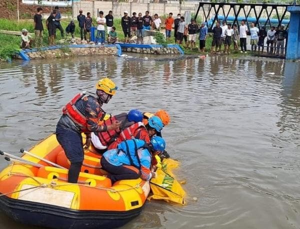 Terjatuh saat Buang Air Besar, Pemuda 27 Tahun Tewas Tenggelam di Kali Jeruk Cikarang Terjatuh saat Buang Air Besar, Pemuda 27 Tahun Tewas Tenggelam di Kali Jeruk Cikarang
