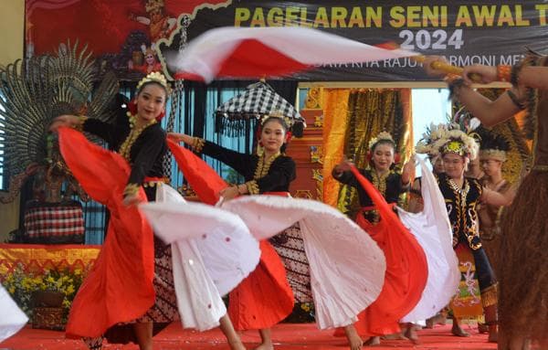 Akulturasi Budaya dalam Baluran Pagelaran Seni di Pura Agung Giri Natha Semarang Akulturasi Budaya dalam Baluran Pagelaran Seni di Pura Agung Giri Natha Semarang