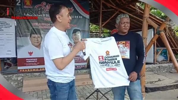 Relawan Iwan Bule di Pangandaran Bubuhkan Tandatangan Dukung Prabowo dan Iwan Bule Relawan Iwan Bule di Pangandaran Bubuhkan Tandatangan Dukung Prabowo dan Iwan Bule