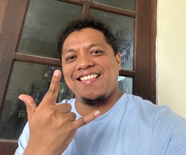 Unggah Foto Salam 3 Jari, Postingan Arie Kriting Diserbu Netizen: Metal Juga Akhirnya Unggah Foto Salam 3 Jari, Postingan Arie Kriting Diserbu Netizen: Metal Juga Akhirnya