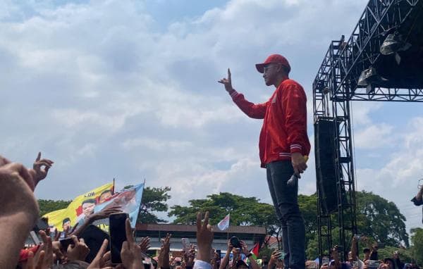 Sambut Kaesang, Puluhan Ribu Relawan Prabowo-Gibran Getarkan Stadion Ranggajati Cirebon Sambut Kaesang, Puluhan Ribu Relawan Prabowo-Gibran Getarkan Stadion Ranggajati Cirebon