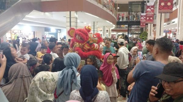 Ribuan Warga Antusias Saksikan Atraksi Barongsai dan Liong di Plaza Asia Tasikmalaya
