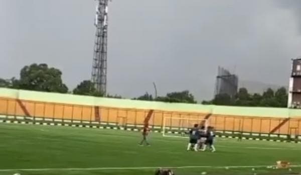 Pria yang Tewas Tersambar Petir di Stadion Siliwangi Bandung Alami Luka Bakar Pria yang Tewas Tersambar Petir di Stadion Siliwangi Bandung Alami Luka Bakar