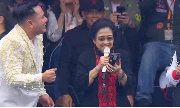 Megawati Duet dengan King Nassar, ‘Ikan Dalam Kolam’ di Hajatan Rakyat Semarang Megawati Duet dengan King Nassar, ‘Ikan Dalam Kolam’ di Hajatan Rakyat Semarang