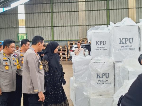 Polda Jawa Barat Pantau Distribusi Logistik Pemilu di Karawang