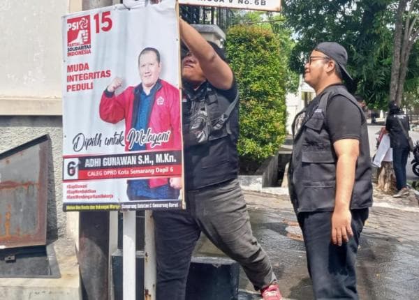 Masuk Masa Tenang, Petugas Bawaslu Kota Semarang Tertibkan APK di Jalan Protokol