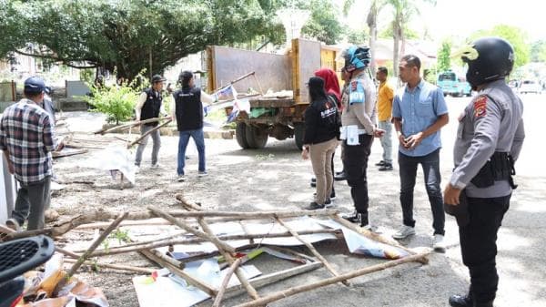 BAWASLU Timor Tengah Utara Hari Ini Bersihkan Alat Peraga Kampanye