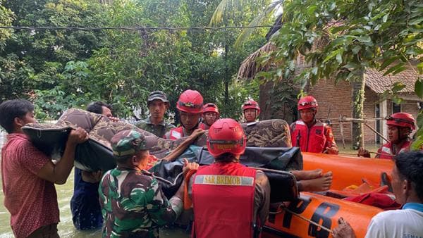 Personel Brimob Polda Jateng Bantu Evakuasi Korban Banjir di Demak dan Grobogan