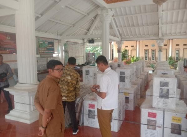 Ketua KPU Pringsewu Serahkan Daftar Pemilih Tambahan di Pekon Wonodadi