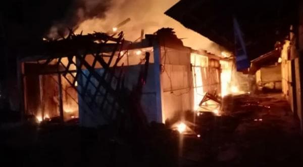 Kebakaran Hebat di Pasar Simpang Darmo Surabaya, 6 Unit Mobil Pemadam Turun Jinakkan Api
