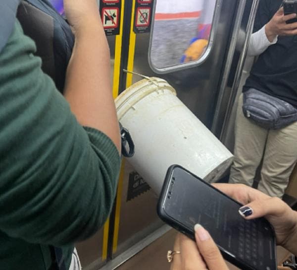 Bapaknya Malah Ketinggalan! Video Viral Ember Tersangkut di Pintu KRL Jadi Sorotan Bapaknya Malah Ketinggalan! Video Viral Ember Tersangkut di Pintu KRL Jadi Sorotan