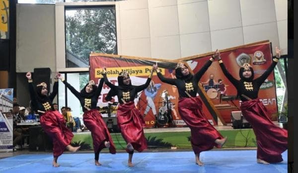 Meniti Impian Diatas Panggung, Kisah Inspiratif dari Jatra-Fest Wijaya Putra Surabaya Meniti Impian Diatas Panggung, Kisah Inspiratif dari Jatra-Fest Wijaya Putra Surabaya