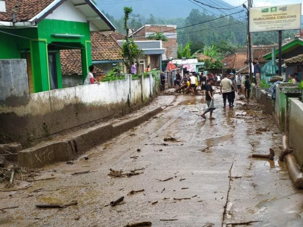 Sungai di Kampung Bojong Garut Meluap, Picu Genangan Lumpur di Permukiman Warga Sungai di Kampung Bojong Garut Meluap, Picu Genangan Lumpur di Permukiman Warga