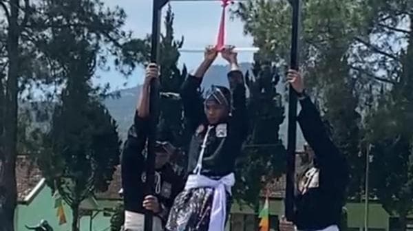 Prajurit Batalyon Inf Raider 303/SSM Demonstrasi Atraksi Bela Diri di Sertijab Danyonif Prajurit Batalyon Inf Raider 303/SSM Demonstrasi Atraksi Bela Diri di Sertijab Danyonif