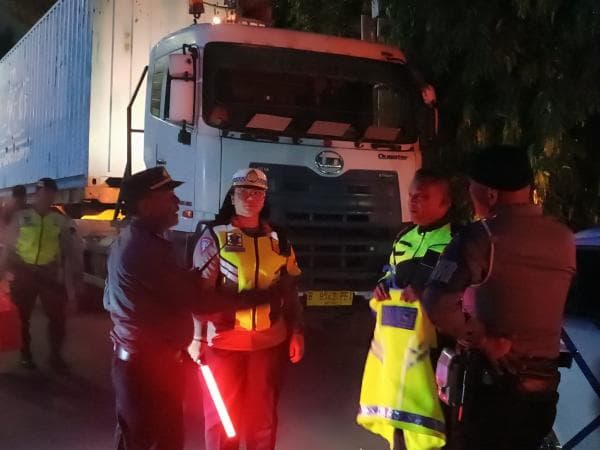 Polres Pematang Siantar Turunkan 73 Personel Kawal Truk Logistik F1H20, Kasatlantas: Aman dan Lancar Polres Pematang Siantar Turunkan 73 Personel Kawal Truk Logistik F1H20, Kasatlantas: Aman dan Lancar