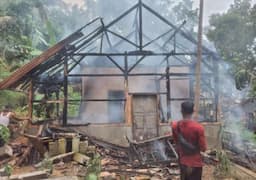 Diduga Api Tungku Menyambar, 1 Unit Rumah di Desa Barunai Cihara Ludes Terbakar