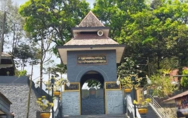 Cerita Gunung Kawi yang Terkenal sebagai Tempat Pesugihan Cerita Gunung Kawi yang Terkenal sebagai Tempat Pesugihan