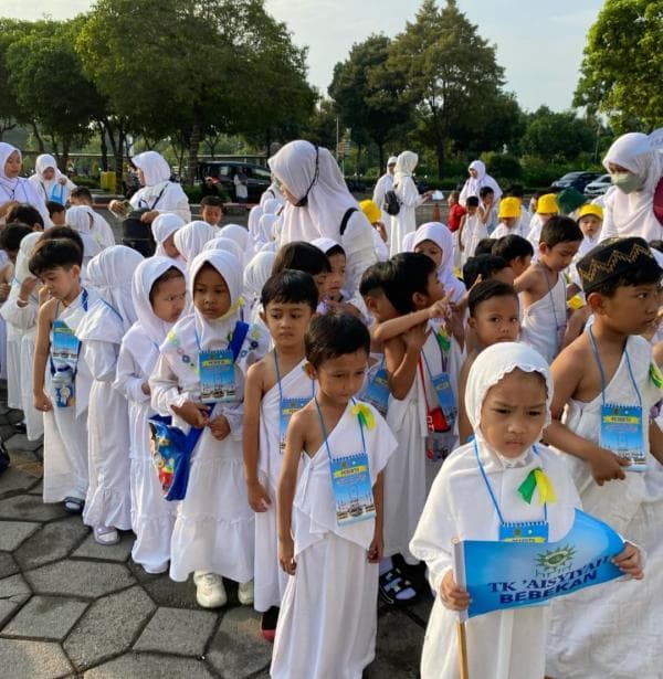 Ribuan Anak Aisyiyah Sidoarjo Meriahkan Manasik Haji Cilik di Masjid Al-Akbar Surabaya, Seru!