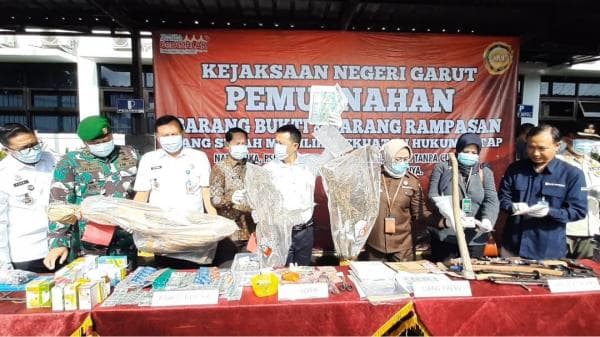 Kejari Garut Musnahkan Barang Bukti, Salah Satunya Uang Palsu Senilai Rp.11,3 Juta Kejari Garut Musnahkan Barang Bukti, Salah Satunya Uang Palsu Senilai Rp.11,3 Juta