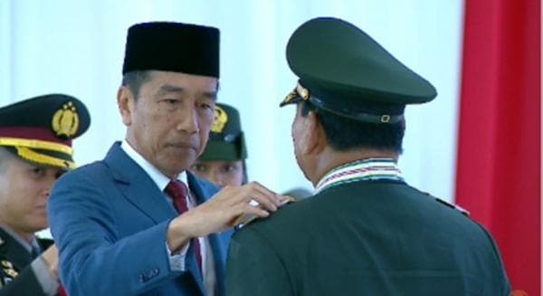Jokowi Beri Gelar Jenderal Kehormatan kepada Prabowo Subianto