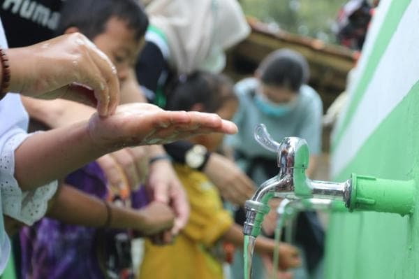 Manulife Indonesia Beri Sentuhan Kemanusiaan di Bekasi, Resmikan Sarana Air Bersih dan Toilet Umum