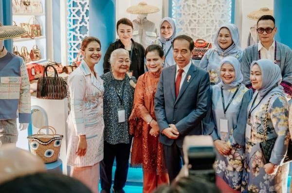 Presiden Jokowi bersama Ibu Negara Kunjungi Stand Dekranasda Kota Medan di INACRAFT 2024