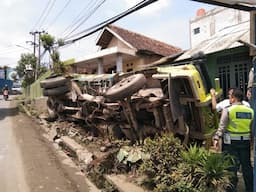 Truk Angkut Batu Split Timpa Rumah Warga di Parung Panjang