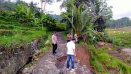 Jalan Desa di Pakenjeng Garut Longsor, Sementara Tidak Bisa Dilewati