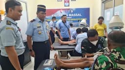Unik, Khitanan Massal Jelang HUT TNI AU di Lanud El Tari Kupang, Peserta Sambil Bermain Game
